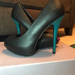 Jennifer Lopez platform peek toe heel